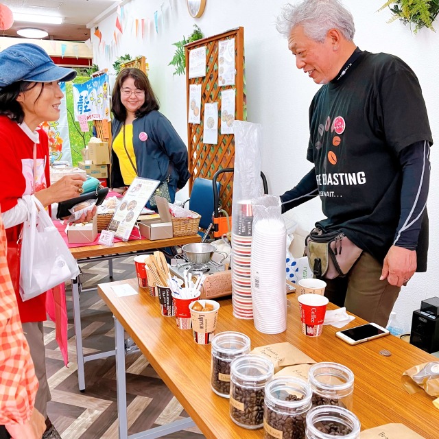 出店者と来場者の会話の様子
